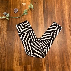 Victoria's Secret Pants & Jumpsuits - Victoria’s Secret Black and White Leggings Victoria's Secret Pants & Jumpsuits - Victoria’s Secret Black and White Leggings